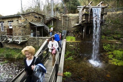 Essa região, a 150 quilômetros de Oviedo e vizinha de Lugo, foi distinguida em 2016 em alguns dos seus núcleos como Cidade Exemplar. Além disso, é uma reserva da biosfera, com os municípios de San Martín de Oscos, San Tirso de Abres, Santa Eulália de Oscos, Taramundi (na foto, o Conjunto Etnográfico de Teixois), Villanueva de Oscos, Castropol e Vegadeo, o mais populoso. A água atravessa cada trecho e o verde toma uma paisagem em que predomina a arquitetura simples de igrejas e casas, que se intercalam com moinhos, fontes, pontos para lavagem de roupa e bebedouros. Durante anos, a região viveu da forja, embora esse ofício tradicional esteja quase extinto atualmente.