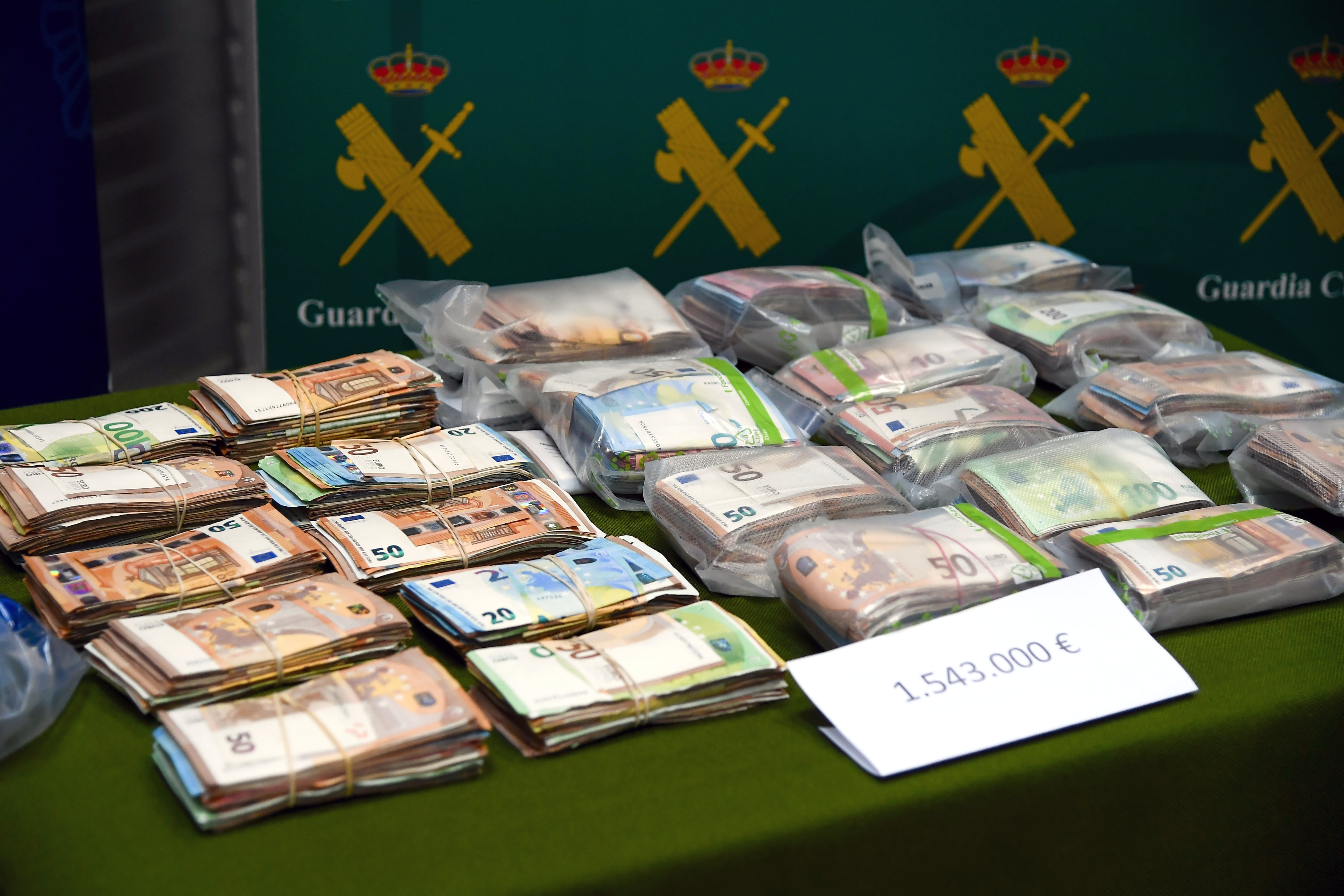 Dinero incautado por la Guardia Civil y la Policía Nacional tras desarticular una organización criminal dedicada al tráfico de drogas y al blanqueo de capitales