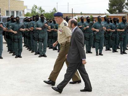 El Rey ante las unidades de asalto de la Guardia Civil