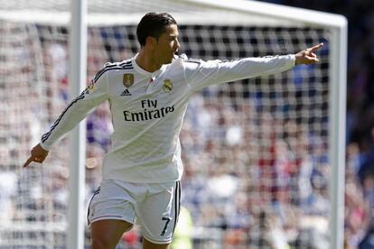 Cristiano celebra el primero de los tres goles que anotó ante el Granada en la primera mitad