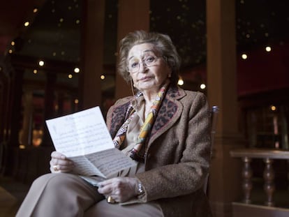 Isabel Penagos con una de las cartas que le envi&oacute; Manuel Mujica Lainez, en el Teatro Real.