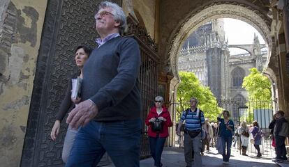 Un grupo de turistas en la catedral de Sevilla.