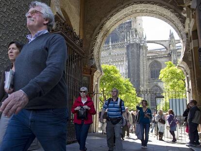 Un grupo de turistas en la catedral de Sevilla.