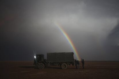 Periodistas y fotógrafos se montan en uno de los vehículos militares de la frontera de Jordania para ir a un lugar donde los refugiados sirios cruzan la frontera jordana en Ruweishid.