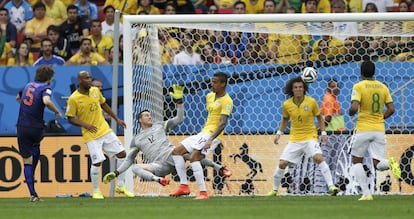 O lateral esquerdo Daley Blind chuta para marcar o segundo gol contra o Brasil. 