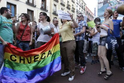 Un grupo de personas protesta por la pretensión del Ayuntamiento de Madrid de impedir la celebración de conciertos en la plaza de Chueca durante el Orgullo 2011.