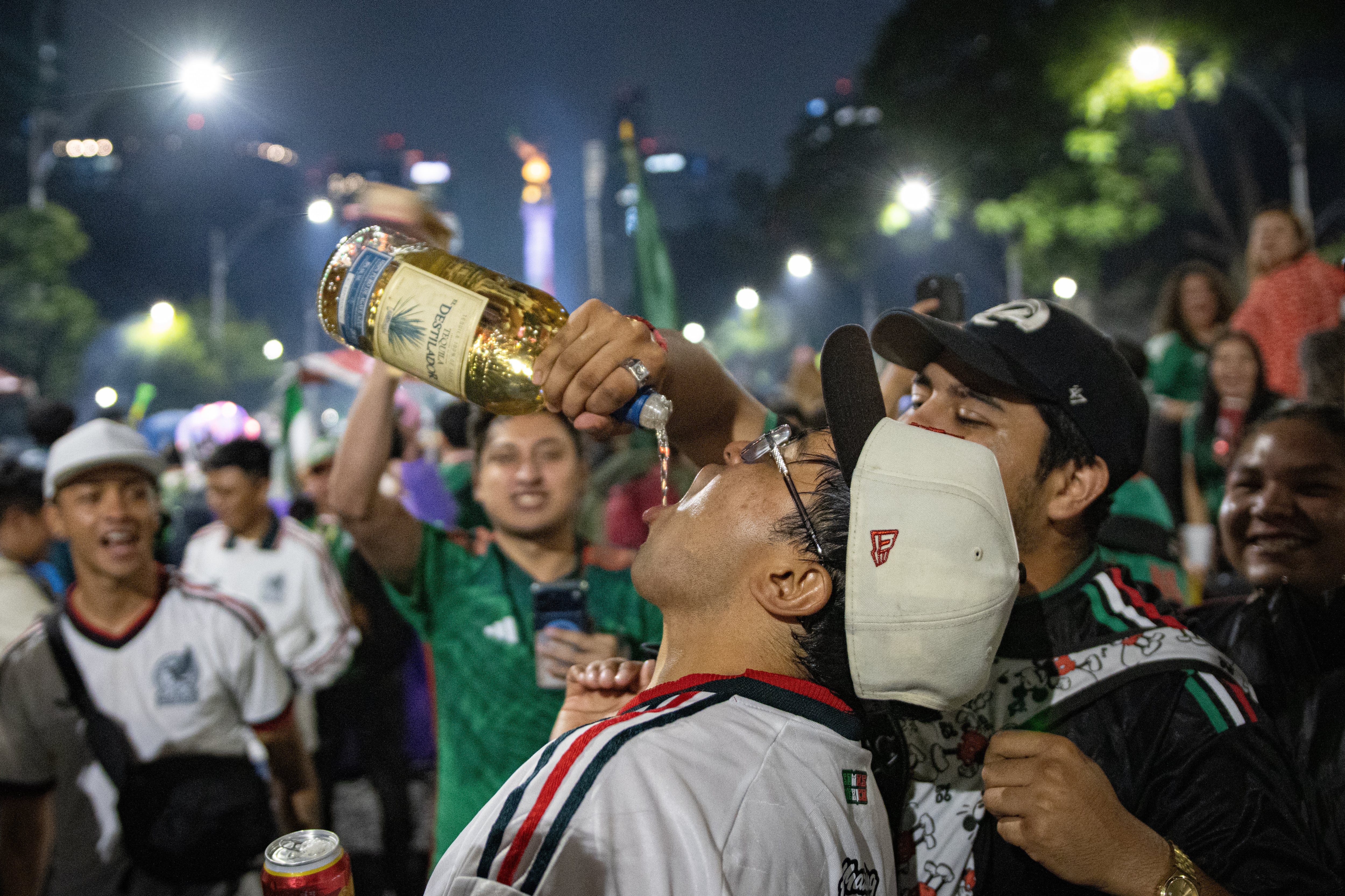 Aficionados celebran el triunfo de la selección mexicana ante Corea, el 18 de junio.