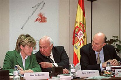 De izquierda a derecha, Pilar del Castillo, Jesús de Polanco y Ricardo Díez Hochleitner, en la inauguración.