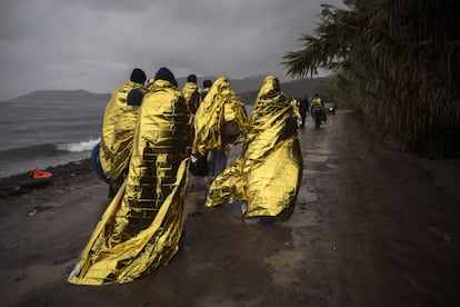 Refugiados e imigrantes, cobertos com cobertores térmicos após sua chegada em um bote da costa turca à aldeia de Skala Sykaminias na ilha grega de Lesbos. Nesta época, chegavam à Grécia uma média de 9.600 refugiados, segundo a Organização Internacional para as Migrações (OIM) em Genebra.