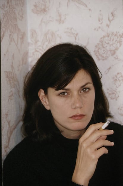 Linda Fiorentino, cigarrillo en mano como mandaban los cánones de la 'femme fatale', fotografiada en el Festival de Deauville (Normandía) en 1994. Allí presentó su gran éxito, 'La última seducción'.