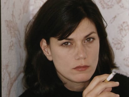 Linda Fiorentino, cigarrillo en mano como mandaban los cánones de la 'femme fatale', fotografiada en el Festival de Deauville (Normandía) en 1994. Allí presentó su gran éxito, 'La última seducción'.