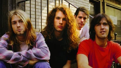 Jason Everman, el segundo por la izquierda al lado de Kurt Cobain. Cuando llegó el bombazo de 'Nervermind', Everman ya había desaparecido.