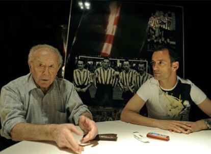 Iriondo y Etxeberria, ante una foto de la mítica delantera del Athletic (de izquierda a derecha, Iriondo, Venancio, Zarra, Panizo y, tapado, Gaínza). A la izquierda, Iriondo, en la final de Copa de 1950 ante el Valladolid en Chamartín