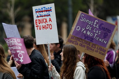 Manifestación feminista de estudiantes en Barcelona, este viernes. 