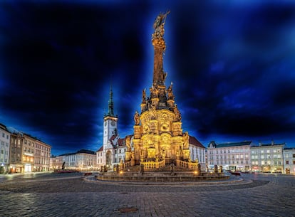 Plaza de Horni, con el monumento para conmemorar el final de la peste en Olomouc.