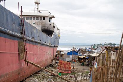 Un barco varado en la costa junto a Tacloban, Leyte. Durante el tifón fue arrastrado sobre el poblado y a día de hoy no hay previsión ni presupuesto para retirarlo. Se cree que aún quedan cadáveres bajo su casco. En la imagen, un tendedero cuelga de uno de sus lados.