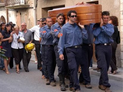 Funerales por uno de los cinco bomberos muertos en el incendio forestal de Horta de Sant Joan (Tarragona) en julio de 2009.