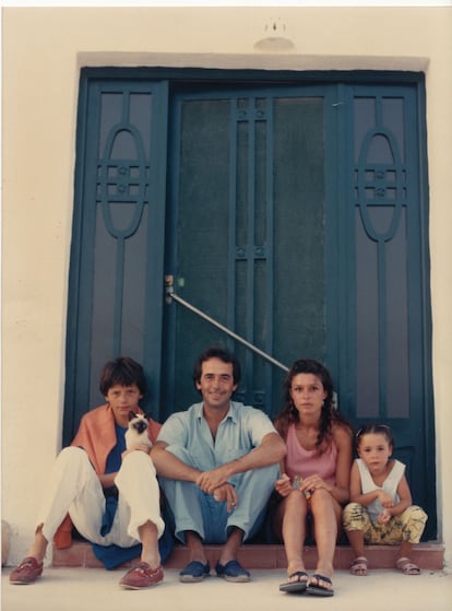 La fotografía es de 1985, Joan Manuel Serrat, Yuta, Queco y María. Un año después, el 14 de noviembre de 1986 nació Candela, la hija de Joan Manuel Serrat; en 1992 cumplía seis años. Serrat comenta en sus páginas desordenadas que no importa dónde vaya ese acontecimiento, para él merece ser destacado, "aunque sea con retraso".