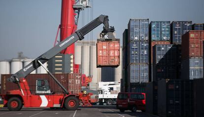 Carga de contenedores en una terminal del puerto de Barcelona.