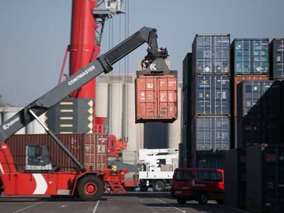 Carga de contenedores en una terminal del puerto de Barcelona.