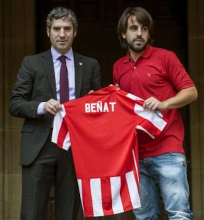 Beñat (d), junto al presidente Urrutia, en su presentación.