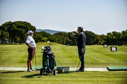 Un jugador atiende las indicaciones del instructor de golf del Club Golf d’Aro.
