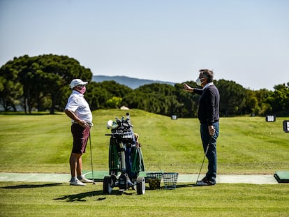 Un jugador atiende las indicaciones del instructor de golf del Club Golf d’Aro.