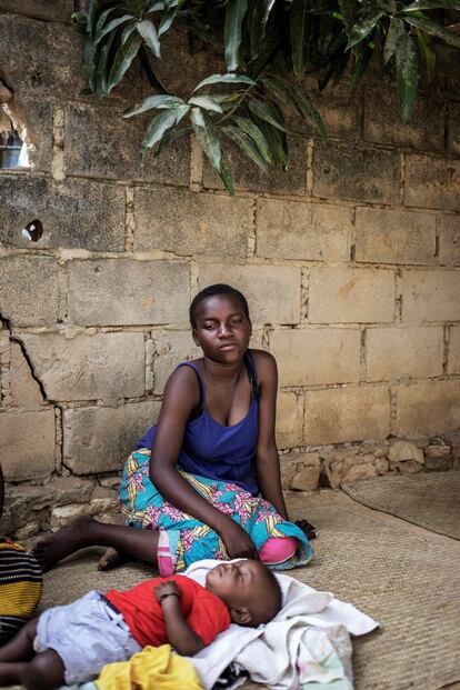 Emma, de 13 años, cuida de su bebé en el patio de la casa de su abuela en Nacala. Cedió a las insinuaciones de un hombre al que conoció en el mercado que le pagó 200 meticales (tres euros) a cambio de su primera relación sexual, cuenta su abuela.