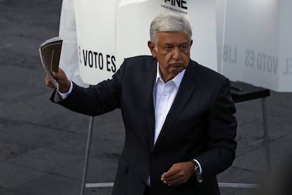 El candidato presidencial por Juntos haremos historia, Andrés Manuel Lopez Obrador, introduce su papeleta en un centro electoral de Ciudad de México.