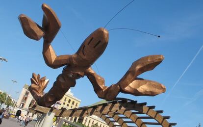 Escultura &#039;Gamba&#039;, de Javier Mariscal, expuesta al aire libre en el Moll de la Barceloneta.   