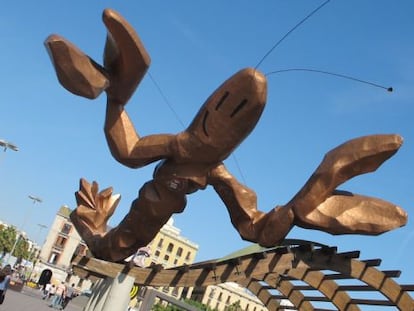 Escultura &#039;Gamba&#039;, de Javier Mariscal, expuesta al aire libre en el Moll de la Barceloneta.   