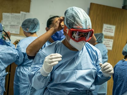 Personal médico durante el cambio de turno del área de Terapia Intensiva en el hospital Juárez.
El hospital Juárez en la Ciudad de México, tuvo una reconversión hospitalaria con la instalación del Comando Operativo Hospitalario para atender al mayor número de pacientes posibles de covid-19.