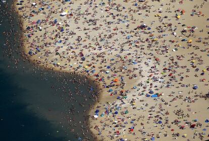 An aerial view shows people at a beach on the shores of the Silbersee lake on a hot summer day in Haltern, Germany, July 4, 2015.  REUTERS/Ina FassbenderSEARCH "THE NATURAL WORLD" FOR ALL 20 IMAGES