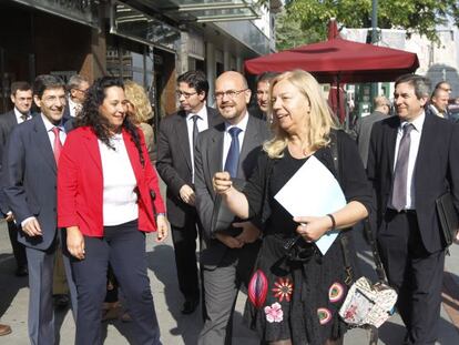 Cinto, en primer término, acompaña a los asistentes a la jornada de trabajo en Bilbao.