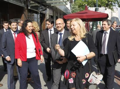 Cinto, en primer término, acompaña a los asistentes a la jornada de trabajo en Bilbao.