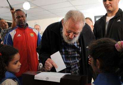 Fidel Castro votando. Castro acudió a la circunscripción 13 de La Habana, donde solía votar desde las primeras elecciones generales de 1976.