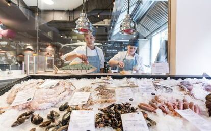 Mostrador y cocina del Chiringuito de El Se&ntilde;or Mart&iacute;n, en la calle Mayor de Madrid. 