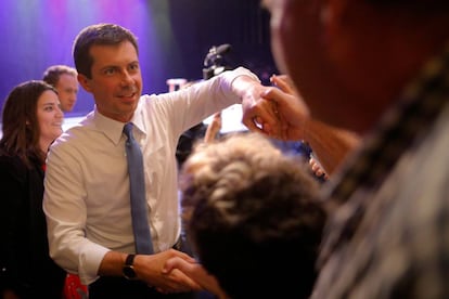 Pete Buttigieg saluda a sus seguidores en un mitin en Portland.