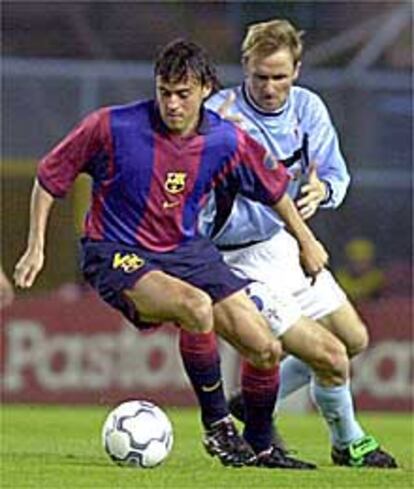Luis Enrique intenta controlar el balón ante Giovanella, durante el partido disputado en Vigo.
