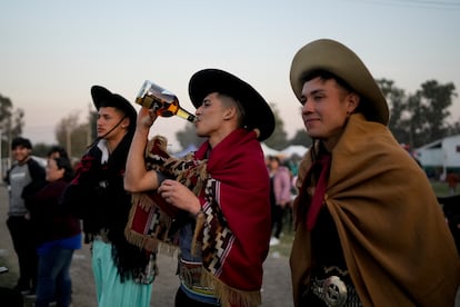 Seguidores beben durante las celebraciones de San La Muerte, este sábado.
