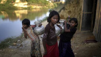 Unas chicas refugiadas rohinyá en el campo de Kutupalong (Bangladés). 
 