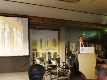 El acalde de Santa María la Real de Nieva, Jaime Pérez Esteban, presenta su proyecto en el congreso de alcaldes.