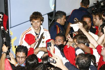 Fernando Llorente y David Villa, agasajados por los aficionados mexicanos a su llegada al aeropuerto Benito Juárez.