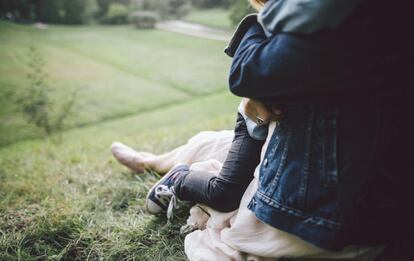 Una madre abraza a su hijo.