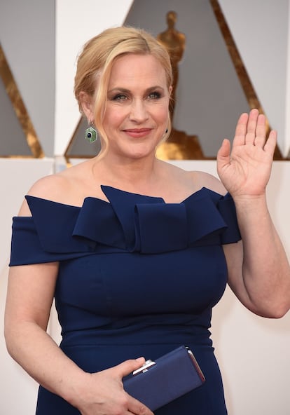 <p>Patricia Arquette aprovechó los agradecimientos de su Oscar a Mejor Actriz Secundaria en 2015 por su papel de madre en 'Boyhood' para decir alto y claro que ya era hora que las mujeres cobrasen los mismo que los hombres. En un discurso lleno de pasión y que llevaba por escrito, Arquette recordó que las mujeres han luchado históricamente por los derechos de todos los demás colectivos pero que ha llegado el momento de luchar por los suyos propios.</p> <br> <p> "A todas las mujeres que han dado a luz, que pagan sus impuestos y que son ciudadanas de esta nación, hemos luchado por los derechos de todos los demás. Ya es hora de que tengamos de una vez por todas el mismo salario (que los hombres) y los mismos derechos para las mujeres en Estados Unidos de América", dijo la actriz que recibía su primer Oscar y que había logrado ya el Globo de Oro y el Bafta por el mismo papel.</p> <br> <p>Sus palabras fueron acogidas por un cerrado aplauso en el patio de butacas, en especial de sus compañeras como Meryl Streep y Jennifer Lopez, sentada a su lado.</p> <br> <p>Sin embargo, en la alfombra roja de los premios del año siguiente, la actriz confesó para 'Entertainment Tonight' que sus palabras de un año antes no le habían ayudado positivamente en su trabajo: "Denuncié algo que era muy evidente pero no pasa nada, antes de decirlo ya sabía que iba a ser un drama y que me costaría dinero".</p> <br> <p> La protagonista de la serie 'Medium' reconoció que no le habían ofrecido algunos papeles en 2016 por sus polémicas palabras en la noche del cine de Hollywood. Arquette recuerda que le dijo a su pareja, el artista Eric White (47), que a lo mejor no volvía a conseguir un trabajo. “Es muy cómodo contar con mano de obra barata y cuando empiezas a reclamar más dinero entonces la gente se enfada".</p>