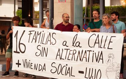 Una protesta de 16  familias afectadas por desahucios.