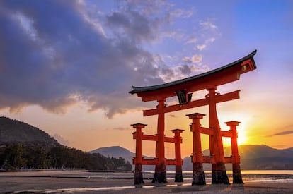 La espectacular puerta del Santuario Itsukushima, construido sobre agua. Está en Hatsukaichi, en la prefectura de Hiroshima (Japón).