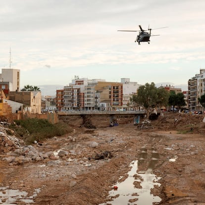 FOTODELD?A PAIPORTA (VALENCIA), 22/11/2024.- Aspecto de los alrededores de la localidad valenciana de Paiporta donde vecinos y militares continan este viernes con los trabajos de limpieza tras la dana del pasado 29 de octubre. EFE/Villar Lpez
