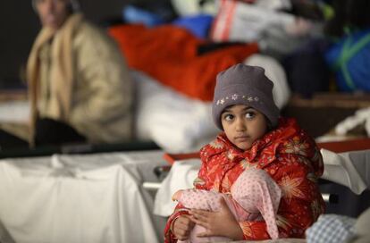 Una niña juega en un refugio temporal en Wiesen (Austria).