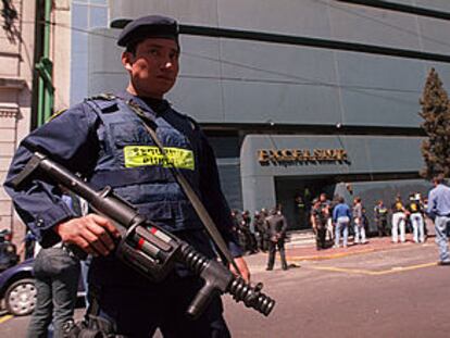 Un policía custodia el edificio del diario <i>Excélsior</i> en México.
